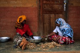 Alimentation;-Archipel-des-Comores;-Femmes;-France;-Gestes;-Haricots;-Kaleidos;-Kaleidos-images;-La-parole-à-limage;-Laurent-Abad;-Mayotte;-Océan-Indien;-Stories-Pictures;-Travail;-Vie-quotidienne